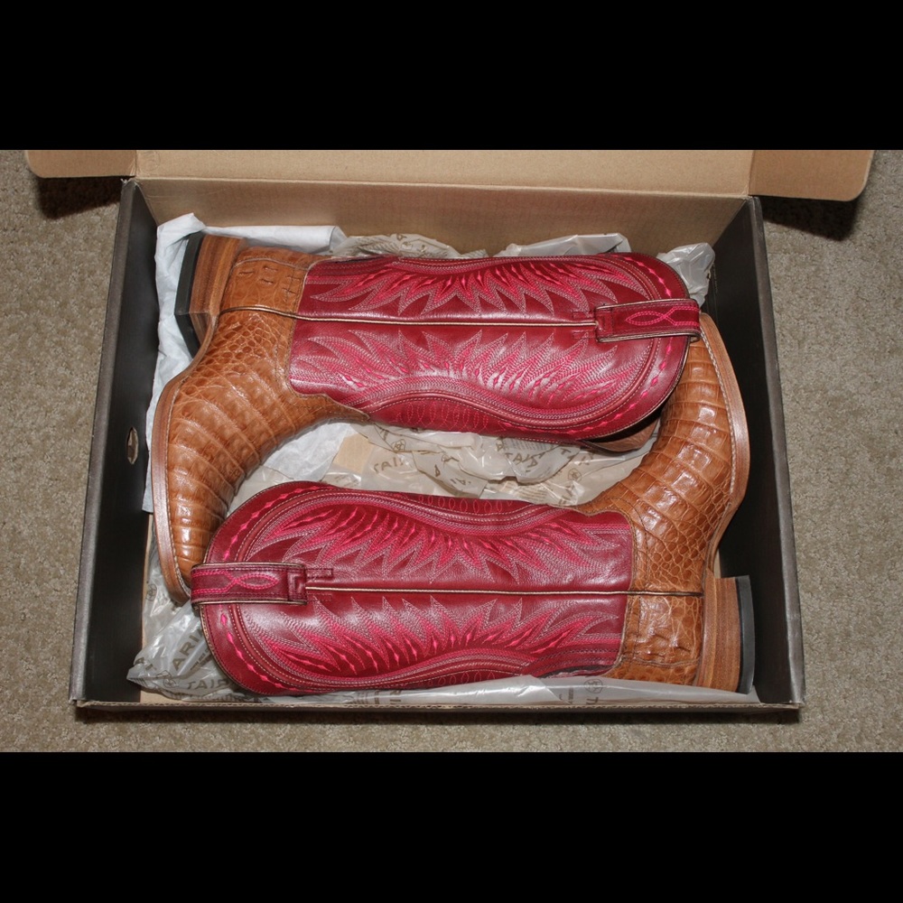 Red cowgirl boots ariat (sale pending)